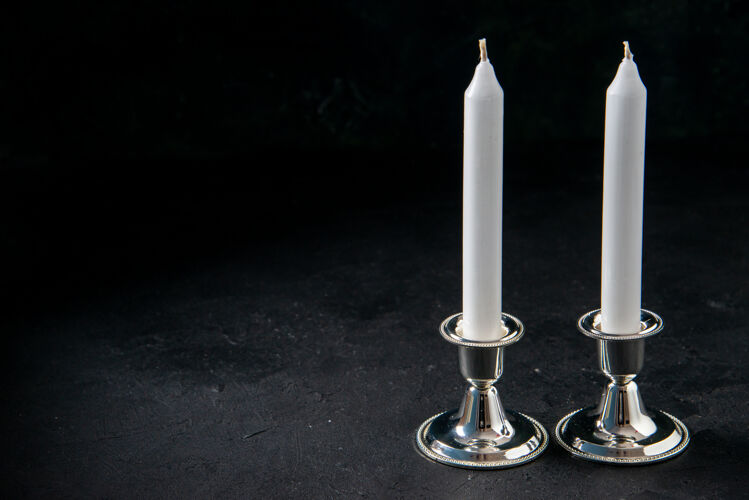 宗教前视图白色长蜡烛在黑暗的地板上战争邪恶的死亡葬礼灯符号蜡烛正面