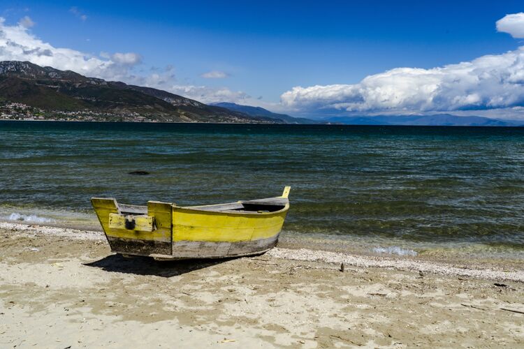 湖奥赫里德湖畔的一艘船自然旅游船