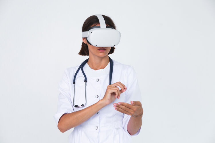 虚拟现实女医生穿着白大褂隔离实验室 戴着虚拟现实眼镜触摸空气科技专家亚洲人