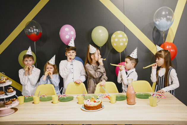 童年儿童有趣的生日聚会在装饰房间快乐的孩子与蛋糕和气球蛋糕孩子蜡烛