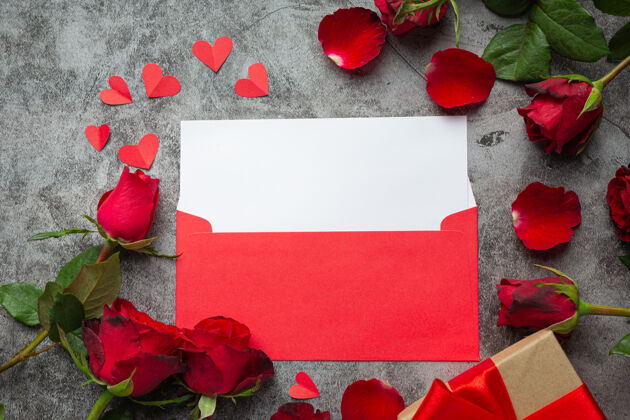 周年纪念玫瑰红色的花朵 在黑暗的背景下被包裹情人节复制空间爱情
