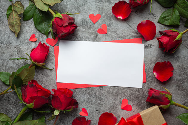 情人节玫瑰红色的花朵 在黑暗的背景下被包裹爱情红色礼物
