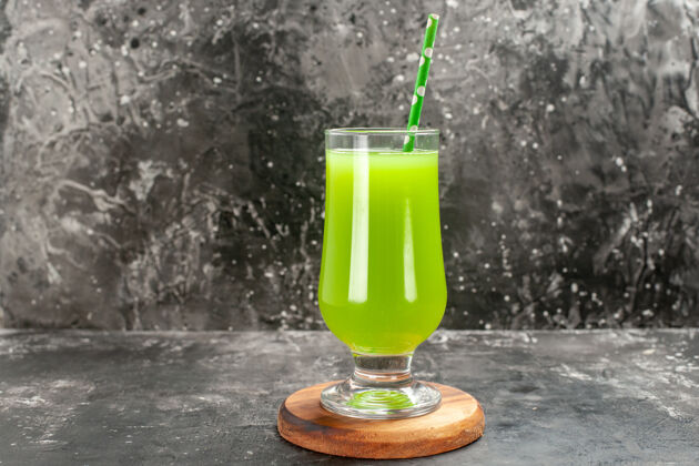 酒吧前视图绿色苹果汁内杯浅灰色吸管彩色照片饮料鸡尾酒吧水果草鸡尾酒玻璃杯