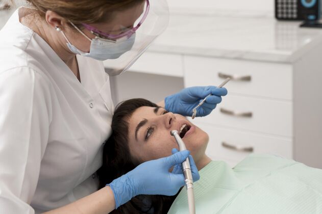 专业在牙医那里做手术的女病人面罩横向乳胶手套