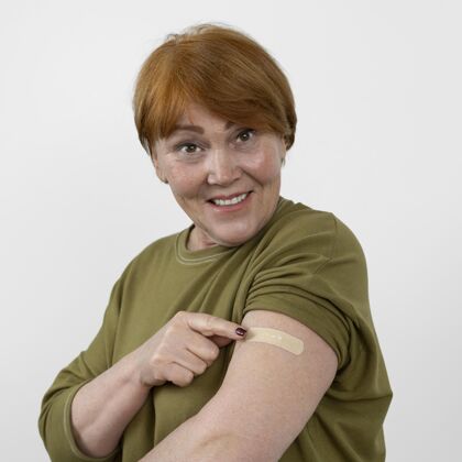 免疫注射疫苗后手臂上有绷带的女人疫苗病人疫苗注射