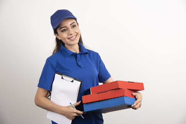 盒子积极的女信使与纸板比萨饼和剪贴板人纸板工作