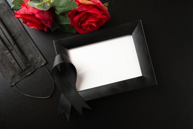 空白黑色墙壁上带黑色蝴蝶结的相框俯视图顶部死亡相框