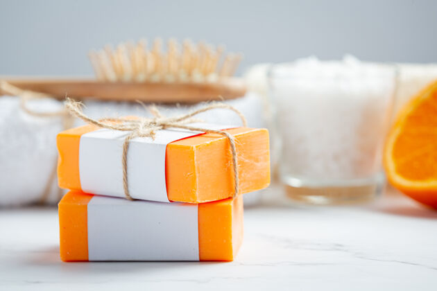 浴缸橙色肥皂和新鲜的橙色大理石背景治疗酒吧芳香疗法
