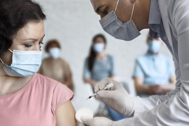 注射女人被男医生注射疫苗女人疫苗注射疫苗