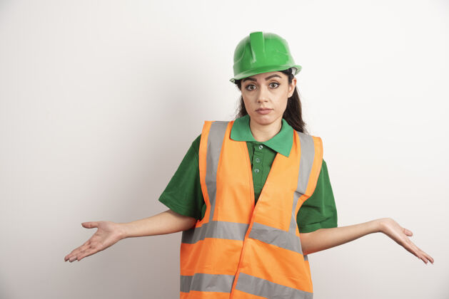 建筑商穿着制服和头盔的年轻女建筑师高质量的照片工程工人女孩