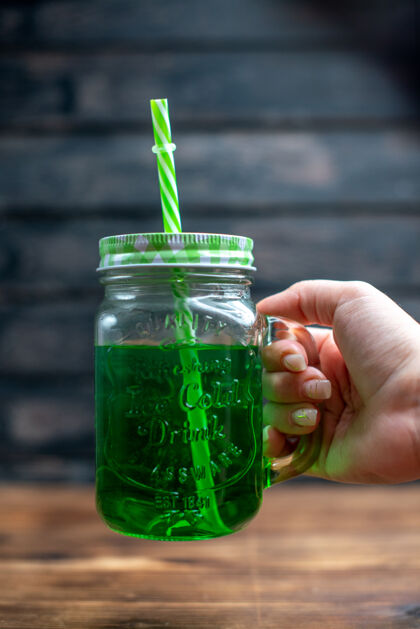 吸管正面图绿色苹果汁内罐 木质桌上有吸管饮料照片鸡尾酒吧水果色酒精汽水鸡尾酒