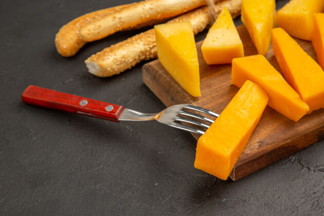 奶酪前视图切片新鲜奶酪和面包上的深色照片快餐餐早餐酥脆小吃膳食产品