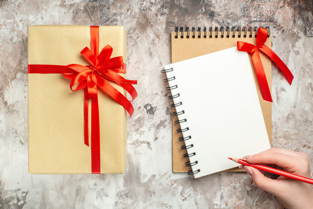 礼物顶视图圣诞礼物与白色照片节日彩色礼物圣诞红蝴蝶结绑庆祝盒子圣诞节