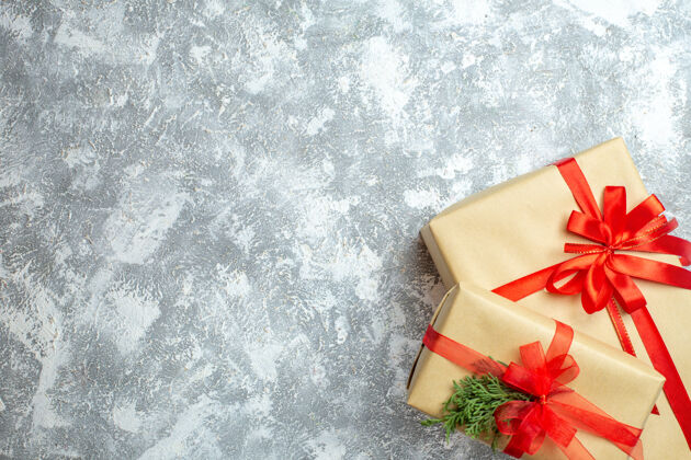 弓顶视图圣诞礼物包装与红色蝴蝶结白色圣诞节彩色假日照片礼物新年圣诞节庆祝礼物