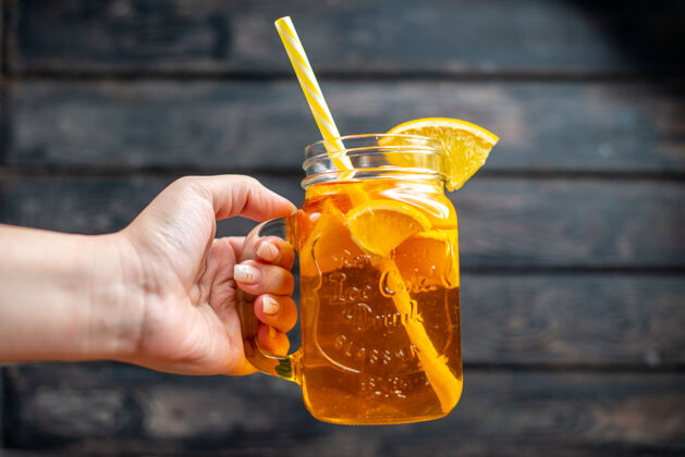 鸡尾酒前视新鲜橙汁内罐上深色吧水果色照片鸡尾酒饮料玻璃杯酒吧水果