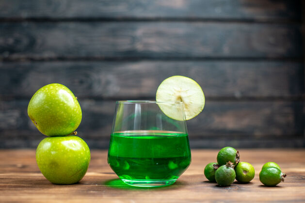 柑橘正面图绿色菲约亚果汁内杯绿色苹果木桌酒吧水果色饮料照片鸡尾酒苹果鸡尾酒前面