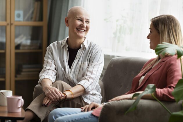 医疗患有皮肤癌的女人花时间和她最好的朋友在一起癌症健康女人