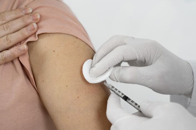 患者女病人在接种疫苗水平注射女性