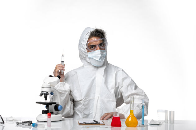 实验室外套男医生穿着防护服 带着无菌口罩 白色皮肤上拿着针剂医生男医生注射
