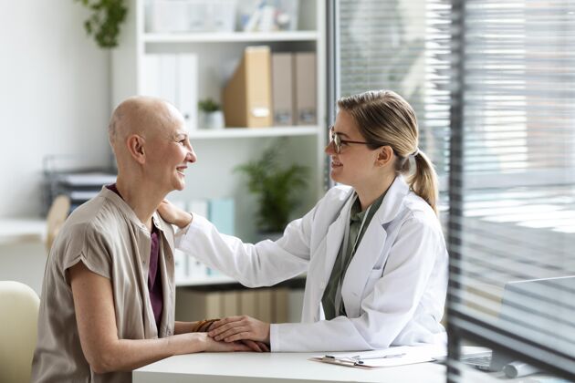 秃头皮肤癌的女人在和医生说话健康疾病护理