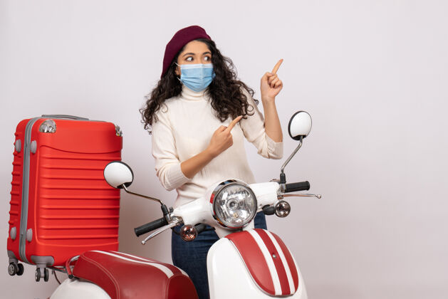 车辆正面图：戴着面罩骑自行车的年轻女性 背景为白色病毒车速冠状病毒-摩托车颜色大流行速度面罩自行车