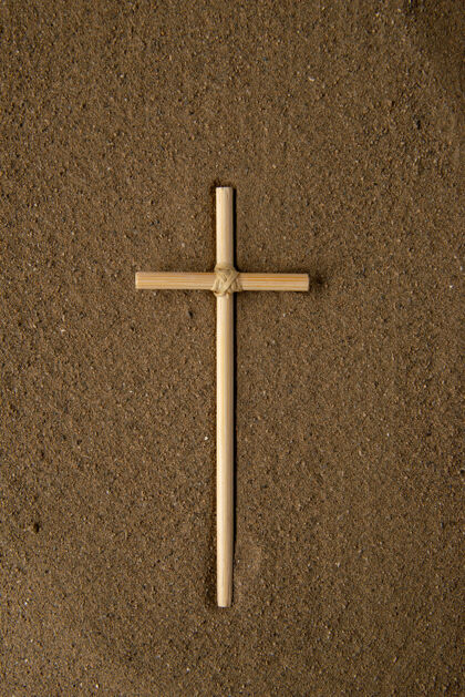 棕色棕色沙滩上的木棍十字架俯视图视图空沙子