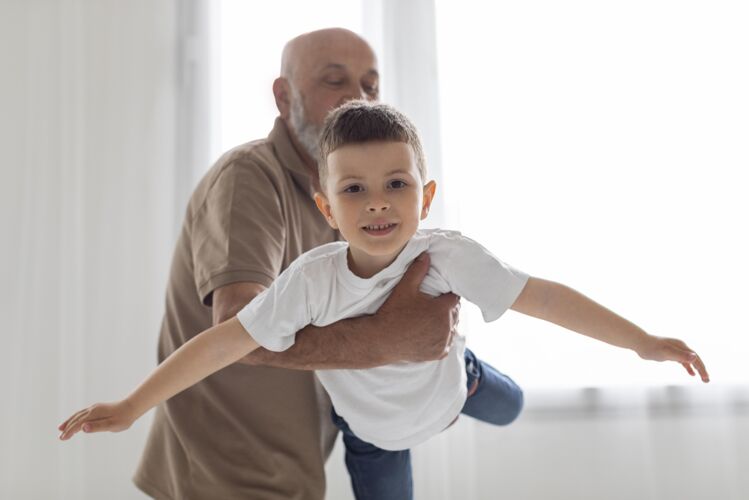 孩子中枪爷爷抱着孩子家庭中枪老人