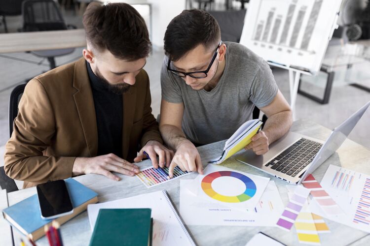 职业一起分析图表的人在工作工作区人员办公室