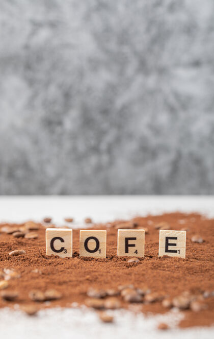 异国情调混合咖啡粉上的木块可可美味过滤