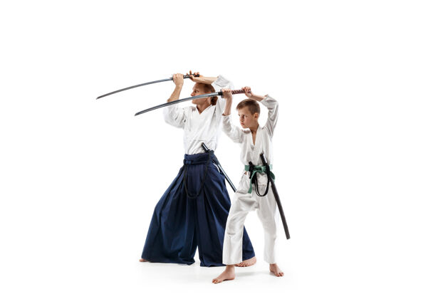 柔道男子和少年男孩在武术学校的合气道训练战斗学校人比赛