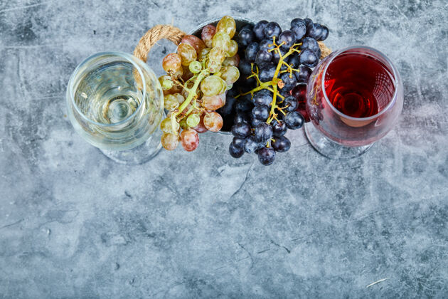 食物一束白葡萄和黑葡萄 两杯白葡萄和红葡萄配蓝葡萄葡萄酒庄葡萄酒