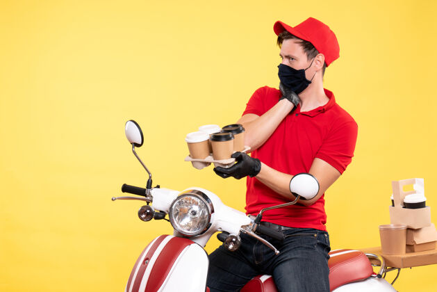服务正面图戴着黄色咖啡面罩骑自行车的男信使制服工作男信使