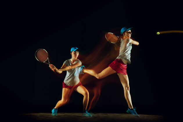 女性一个女人在不同的位置打网球 在混合和斯托布光隔离在黑墙上持有健康跑步