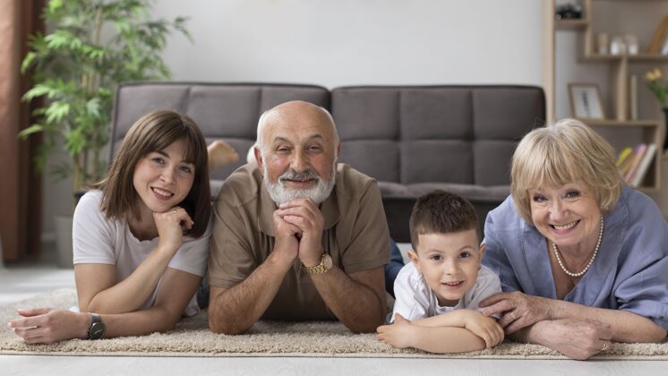 老人全镜头幸福家庭躺在地板上老人全镜头男人