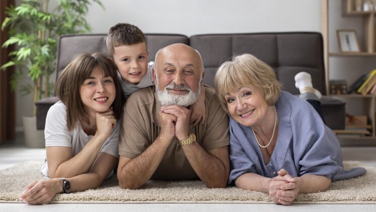 祖父母一家人在地板上合影祖母男人全镜头
