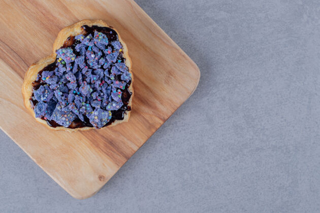 糖新鲜的自制蓝莓饼干放在灰色表面的蓝色木板上烘焙食品咬运动