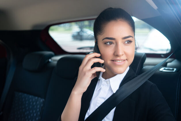 优雅商业女性在开车上班途中打电话的照片商业理念坐着车成人