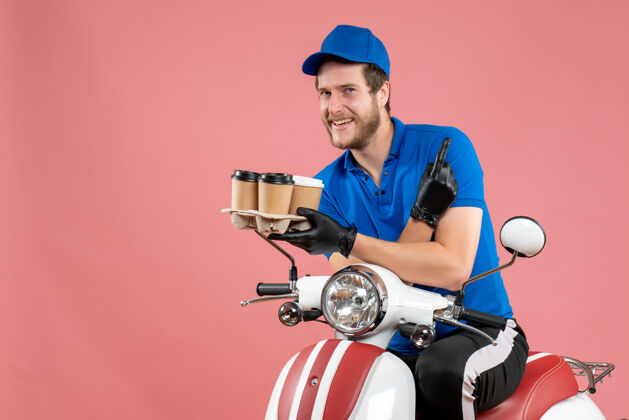 服务正面图男性信使坐在自行车上拿着咖啡杯在粉红色工人快餐男信使