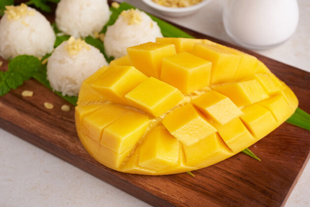 大米成熟的芒果和糯米与椰子奶放在石头表面的木板上 热带水果甜点水果夏季泰国甜点盘子夏天美味