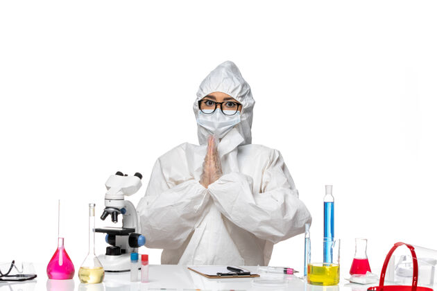 专业正面图身穿特殊防护服的年轻女化学家在白色背景上祈祷病毒实验室冠状病毒-化学药实验室化学