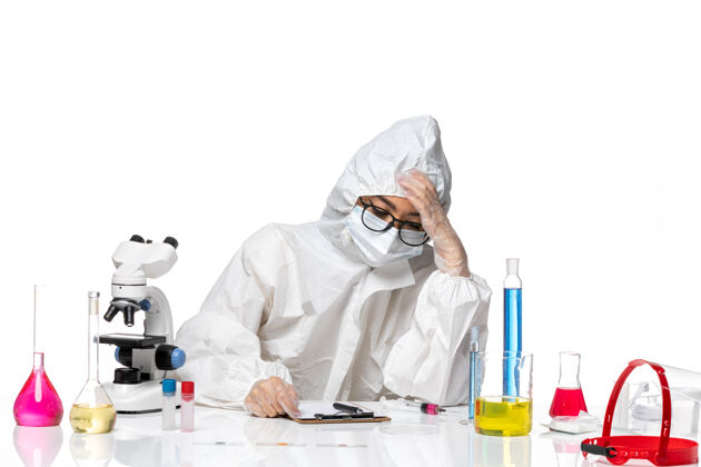 疲劳正面图身着特殊防护服的年轻女化学家在白色背景上感到疲惫实验室冠状病毒化学健康特殊化学人