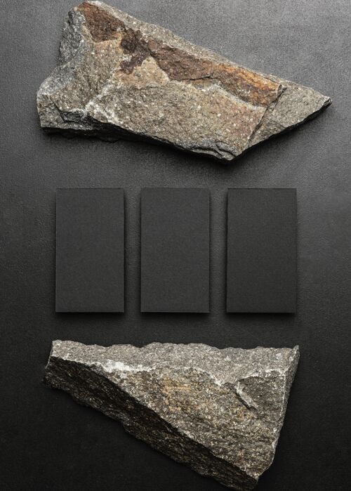 深色文具模型与黑暗崎岖的岩石文具名片石头