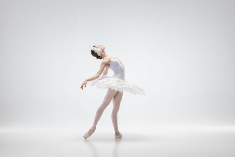 性格以白色工作室为背景的年轻优雅的芭蕾舞演员动作芭蕾运动
