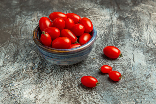 有机前视图新鲜的红色西红柿内板上的暗光背景里面西红柿维管植物