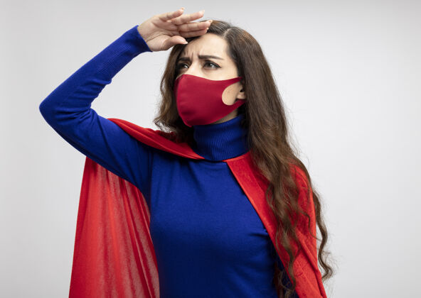 面具自信的高加索超级英雄女孩 穿着红色斗篷 戴着红色防护面具超级英雄斗篷保持