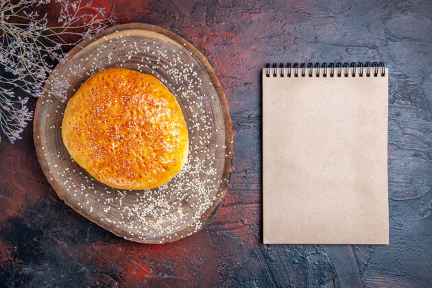 切片顶视图甜烤面包像新鲜面包在黑暗的表面柑橘面包橙子