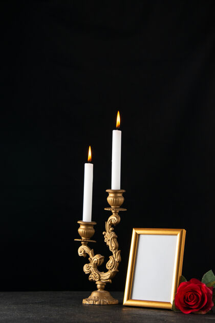 蜡烛在黑暗的表面上燃烧的蜡烛的正面图 以相框作为记忆黑暗记忆图画