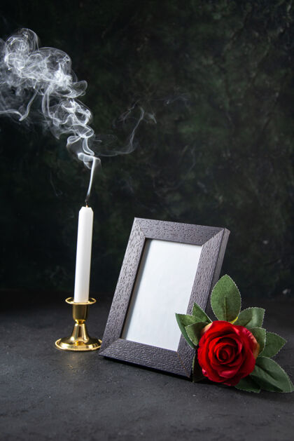 家具在黑暗的表面上燃烧的蜡烛和相框的正面视图黑暗台灯图画