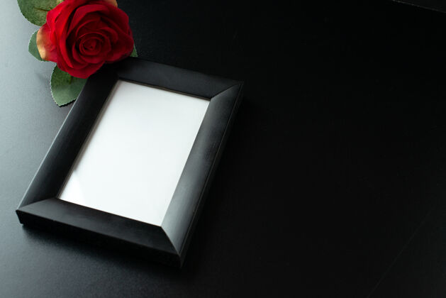 红色黑色表面上有红玫瑰的相框俯视图空白死亡复古