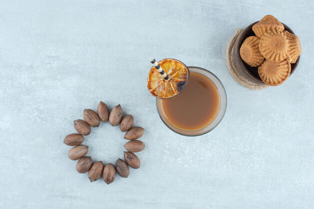 热的一杯加坚果和饼干的咖啡水果芳香糕点